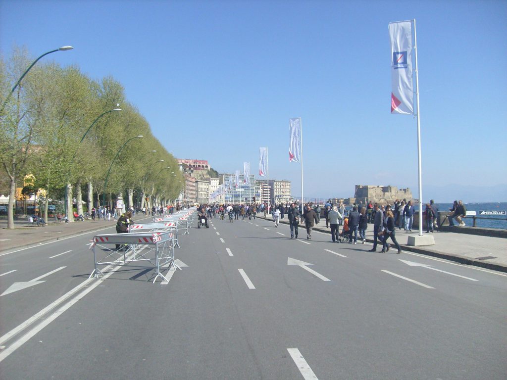 Via Caracciolo libera dalle auto