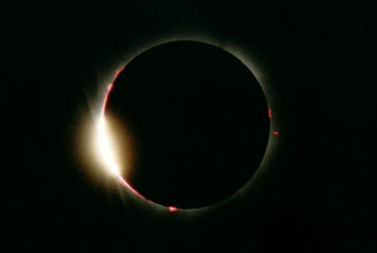 eclissi solare visibile grazie a pannelli solari Panasonic